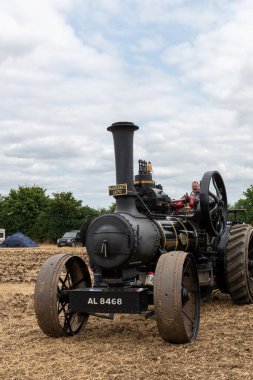 Haselbury Plucknet. Somerset. Birleşik Krallık. 17 Ağustos 2024. Margaret adında bir Fowler saban makinası, dünün çiftçilik etkinliğinde saban sürüyor.