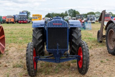 Haselbury Plucknet. Somerset. Birleşik Krallık. 17 Ağustos 2024.A restore edilen Standard Fordson, Dünün Çiftçi Etkinliği 'nde sergileniyor.