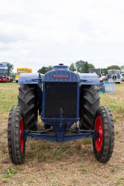 Haselbury Plucknet. Somerset. Birleşik Krallık. 17 Ağustos 2024.A restore edilen Standard Fordson, Dünün Çiftçi Etkinliği 'nde sergileniyor.