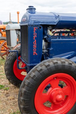 Haselbury Plucknet. Somerset. Birleşik Krallık. 17 Ağustos 2024.A restore edilen Standard Fordson, Dünün Çiftçi Etkinliği 'nde sergileniyor.