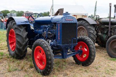 Haselbury Plucknet. Somerset. Birleşik Krallık. 17 Ağustos 2024.A restore edilen Standard Fordson, Dünün Çiftçi Etkinliği 'nde sergileniyor.