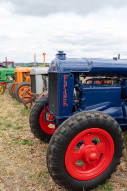 Haselbury Plucknet. Somerset. Birleşik Krallık. 17 Ağustos 2024.A restore edilen Standard Fordson, Dünün Çiftçi Etkinliği 'nde sergileniyor.