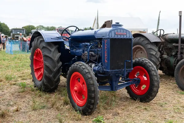 Haselbury Plucknet. Somerset. Birleşik Krallık. 17 Ağustos 2024.A restore edilen Standard Fordson, Dünün Çiftçi Etkinliği 'nde sergileniyor.