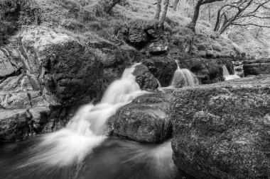 Doğu Lyn nehri üzerinde Exmoor Ulusal Parkı 'ndaki Watersmeet' te uzun süre bir şelale görüldü.