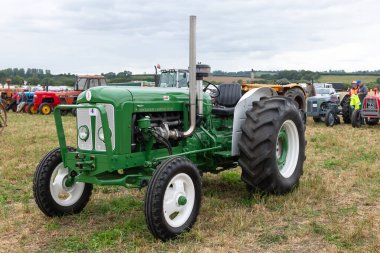 Haselbury Plucknet. Somerset. Birleşik Krallık. 17 Ağustos 2024. Modifiye edilmiş yeşil Fordson Major, Dünün Çiftçi Etkinliği 'nde sergileniyor.
