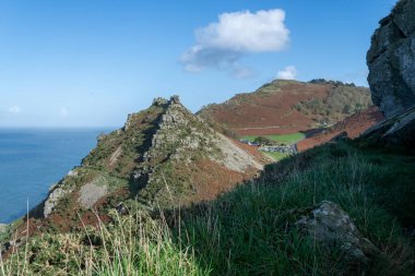 Exmoor Ulusal Parkı 'ndaki Kayalar Vadisi' nin manzara fotoğrafı.