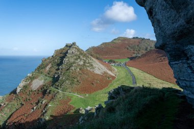 Exmoor Ulusal Parkı 'ndaki Kayalar Vadisi' nin manzara fotoğrafı.