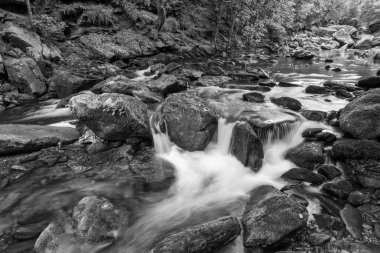 Doğu Lyn nehri üzerinde Exmoor Ulusal Parkı 'ndaki Watersmeet' te uzun süre bir şelale görüldü.