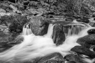 Doğu Lyn nehri üzerinde Exmoor Ulusal Parkı 'ndaki Watersmeet' te uzun süre bir şelale görüldü.