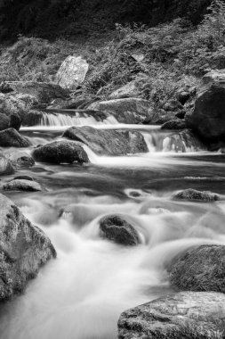 Doğu Lyn nehri üzerinde Exmoor Ulusal Parkı 'ndaki Watersmeet' te uzun süre bir şelale görüldü.
