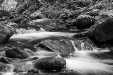 Doğu Lyn nehri üzerinde Exmoor Ulusal Parkı 'ndaki Watersmeet' te uzun süre bir şelale görüldü.