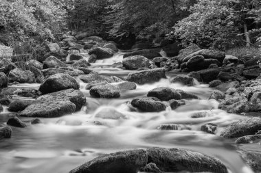 Doğu Lyn nehri üzerinde Exmoor Ulusal Parkı 'ndaki Watersmeet' te uzun süre bir şelale görüldü.