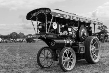 Haselbury Plucknet. Somerset. Birleşik Krallık. 17 Ağustos 2024.A restore edilmiş Fowler çekici motoru fron 1927, Jubileeis dün bir çiftçilik etkinliğinde arenada gezdiriliyor.