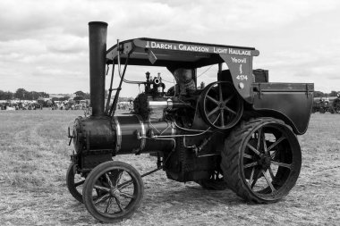 Haselbury Plucknet. Somerset. Birleşik Krallık. 17 Ağustos 2024.1928 'den kalma Mann çekici motoru dün geceki bir çiftçilik etkinliğinde arenada kullanılıyor.