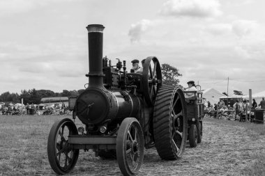Haselbury Plucknet.Somerset.Somerset.Birleşik Krallık 17 Ağustos 2024.1911 'den kalma Marshall çekici motoru Dünden kalma bir çiftçilik etkinliğinde arenada kullanılıyor