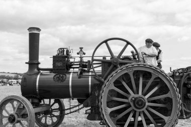 Haselbury Plucknet.Somerset.Somerset.Birleşik Krallık 17 Ağustos 2024.1911 'den kalma Marshall çekici motoru Dünden kalma bir çiftçilik etkinliğinde arenada kullanılıyor