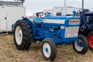 Haselbury Plucknet. Somerset. Birleşik Krallık. 17 Ağustos 2024.A restore edilmiş Ford 3000 traktör Dünden kalma bir çiftçilik etkinliğinde sergileniyor.