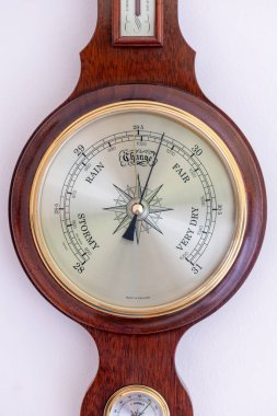 Duvara monte edilmiş aneroid barometreyi kapat