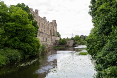 Warwick. Warwickshire. Birleşik Krallık. 30 Mayıs 2022. Avon nehrinin yanındaki Warwick kalesinin güney cephesinin fotoğrafı.