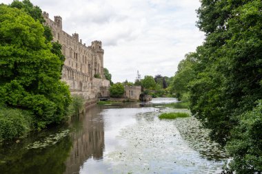 Warwick. Warwickshire. Birleşik Krallık. 30 Mayıs 2022. Avon nehrinin yanındaki Warwick kalesinin güney cephesinin fotoğrafı.