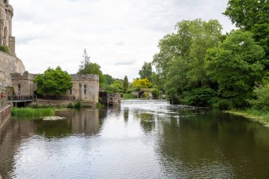 Warwick. Warwickshire. Birleşik Krallık. 30 Mayıs 2022. Avon nehrinin yanındaki Warwick kalesinin güney cephesinin fotoğrafı.