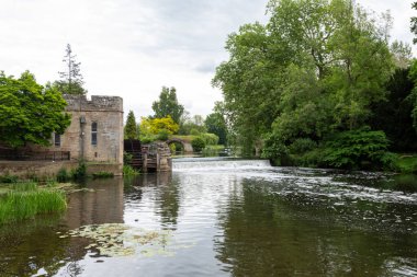 Warwick. Warwickshire. Birleşik Krallık. 30 Mayıs 2022. Avon nehrinin yanındaki Warwick kalesinin güney cephesinin fotoğrafı.