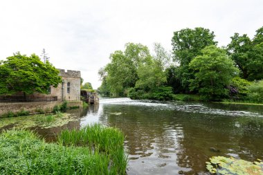 Warwick. Warwickshire. Birleşik Krallık. 30 Mayıs 2022. Avon nehrinin yanındaki Warwick kalesinin güney cephesinin fotoğrafı.