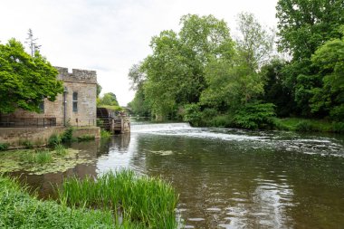 Warwick. Warwickshire. Birleşik Krallık. 30 Mayıs 2022. Avon nehrinin yanındaki Warwick kalesinin güney cephesinin fotoğrafı.