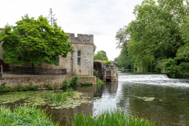 Warwick. Warwickshire. Birleşik Krallık. 30 Mayıs 2022. Avon nehrinin yanındaki Warwick kalesinin güney cephesinin fotoğrafı.