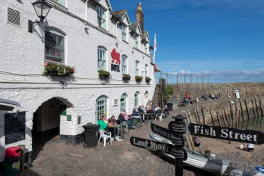 Clovelly. Devon. Birleşik Krallık. 19 Ocak 2024. Devon Clovelly 'deki Red Lion otelinin fotoğrafı.