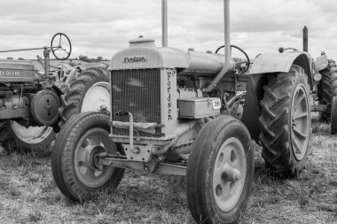 Haselbury Plucknet. Somerset. Birleşik Krallık. 17 Ağustos 2024.A restore edilen Standard Fordson, Dünün Çiftçi Etkinliği 'nde sergileniyor.