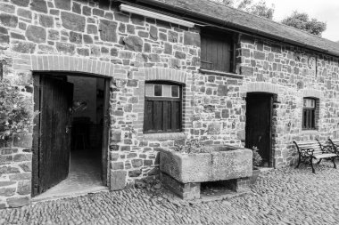 Clovelly. Devon. Birleşik Krallık. 28 Eylül 2024. Kuzey Devon sahilindeki Clovelly Köyü 'ndeki eşek ahırlarının fotoğrafı.