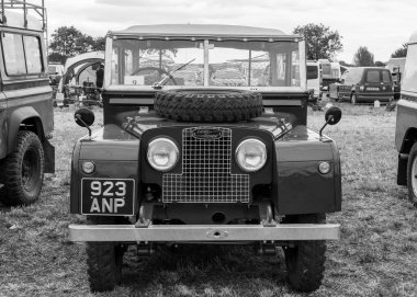 Haselbury Plucknet.Somerset.Birleşik Krallık. 17 Ağustos 2024.1960 'dan kalma 1 serisi Land Rover Dünden kalma bir çiftçilik etkinliğinde sergileniyor.
