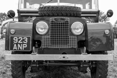 Haselbury Plucknet.Somerset.Birleşik Krallık. 17 Ağustos 2024.1960 'dan kalma 1 serisi Land Rover Dünden kalma bir çiftçilik etkinliğinde sergileniyor.