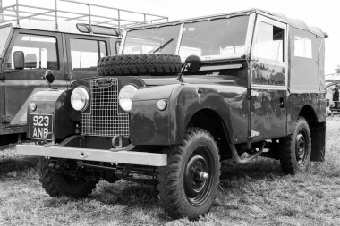 Haselbury Plucknet.Somerset.Birleşik Krallık. 17 Ağustos 2024.1960 'dan kalma 1 serisi Land Rover Dünden kalma bir çiftçilik etkinliğinde sergileniyor.