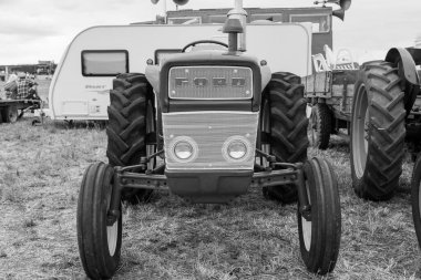 Haselbury Plucknet. Somerset. Birleşik Krallık. 17 Ağustos 2024.A restore edilmiş Ford 3000 traktör Dünden kalma bir çiftçilik etkinliğinde sergileniyor.