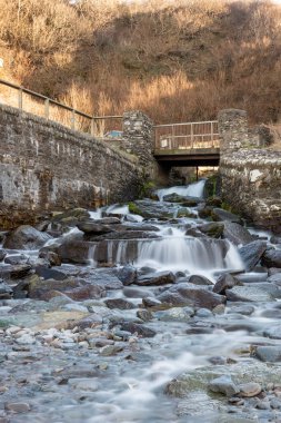 Devon 'daki Lee Abbey Sahili' ne akan şelalenin uzun görüntüsü.