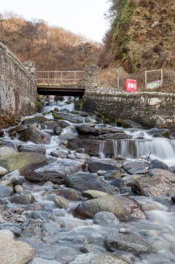Devon 'daki Lee Abbey Sahili' ne akan şelalenin uzun görüntüsü.
