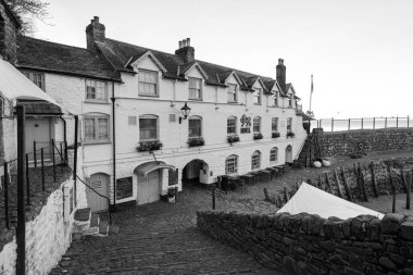 Clovelly. Devon. Birleşik Krallık. 19 Ocak 2024. Devon Clovelly 'deki Red Lion otelinin fotoğrafı.