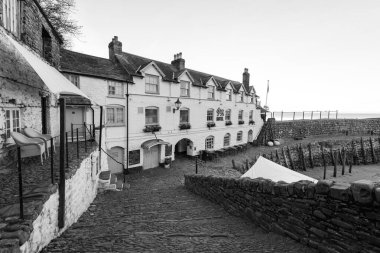 Clovelly. Devon. Birleşik Krallık. 19 Ocak 2024. Devon Clovelly 'deki Red Lion otelinin fotoğrafı.