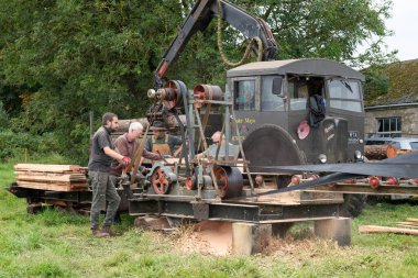 Dorchester. Dorset. Birleşik Krallık. 7 Ekim 2024. Dorset ilçe gösterisinde eski moda bir buharlı testere fabrikası kullanılıyor.