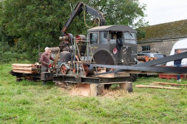 Dorchester. Dorset. Birleşik Krallık. 7 Ekim 2024. Dorset ilçe gösterisinde eski moda bir buharlı testere fabrikası kullanılıyor.