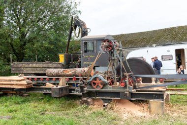 Dorchester. Dorset. Birleşik Krallık. 7 Ekim 2024. Dorset ilçe gösterisinde eski moda bir buharlı testere fabrikası kullanılıyor.