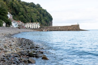 Clovelly. Devon. Birleşik Krallık. 28 Eylül 2024. Kuzey Devon sahilindeki Clovelly rıhtımının fotoğrafı.