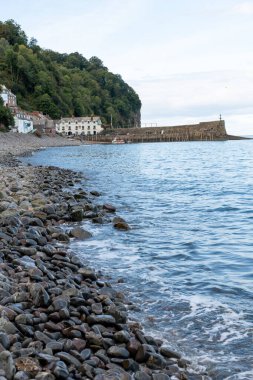 Clovelly. Devon. Birleşik Krallık. 28 Eylül 2024. Kuzey Devon sahilindeki Clovelly rıhtımının fotoğrafı.