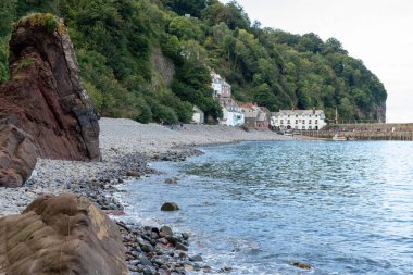 Clovelly. Devon. Birleşik Krallık. 28 Eylül 2024. Kuzey Devon sahilindeki Clovelly rıhtımının fotoğrafı.