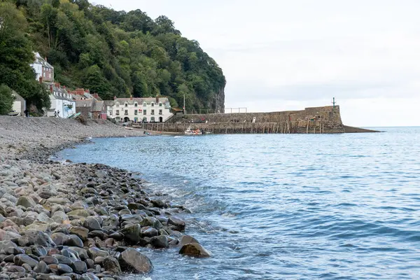 Clovelly. Devon. Birleşik Krallık. 28 Eylül 2024. Kuzey Devon sahilindeki Clovelly rıhtımının fotoğrafı.