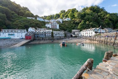 Clovelly. Devon. Birleşik Krallık. 28 Eylül 2024. Kuzey Devon sahilindeki Clovelly rıhtımının fotoğrafı.