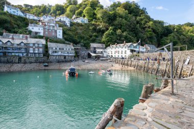 Clovelly. Devon. Birleşik Krallık. 28 Eylül 2024. Kuzey Devon sahilindeki Clovelly rıhtımının fotoğrafı.