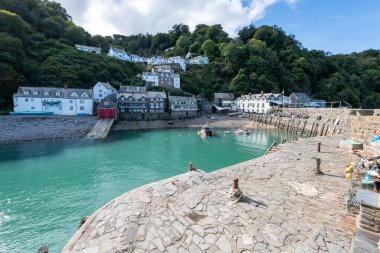 Clovelly. Devon. Birleşik Krallık. 28 Eylül 2024. Kuzey Devon sahilindeki Clovelly rıhtımının fotoğrafı.